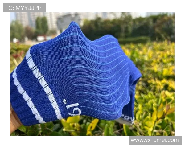 LK足球袜助力球星展现极致速度与舒适感，成就赛场精彩瞬间