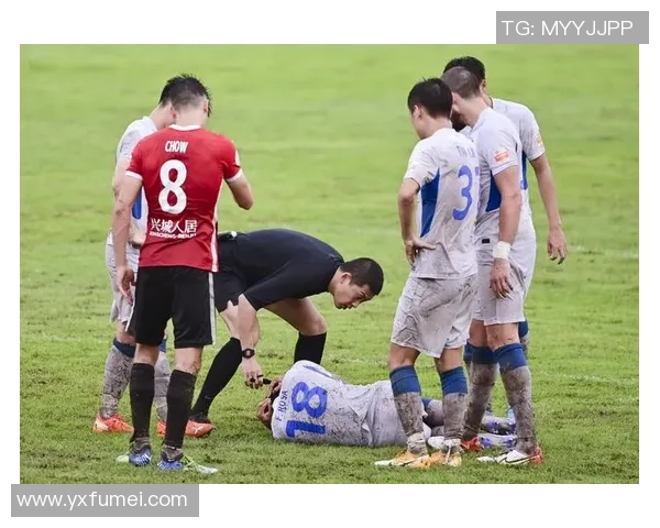 光头足球明星赛场撞人事件引发热议 球迷纷纷关注其行为后果