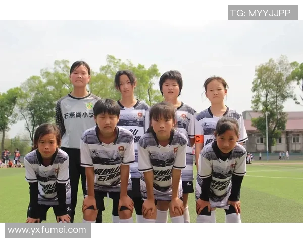 小朋友足球队挑战顶级球星展开激烈对抗赛展现惊人实力