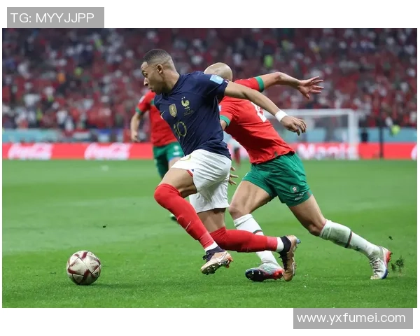 最美足球球星闪耀绿茵场演绎激情与颜值并存的传奇时刻