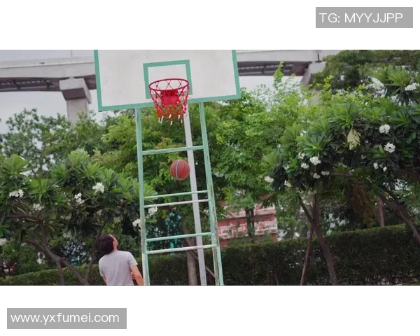 足球巨星挑战篮球篮筐精彩瞬间 投篮技巧展示与球场风采并存